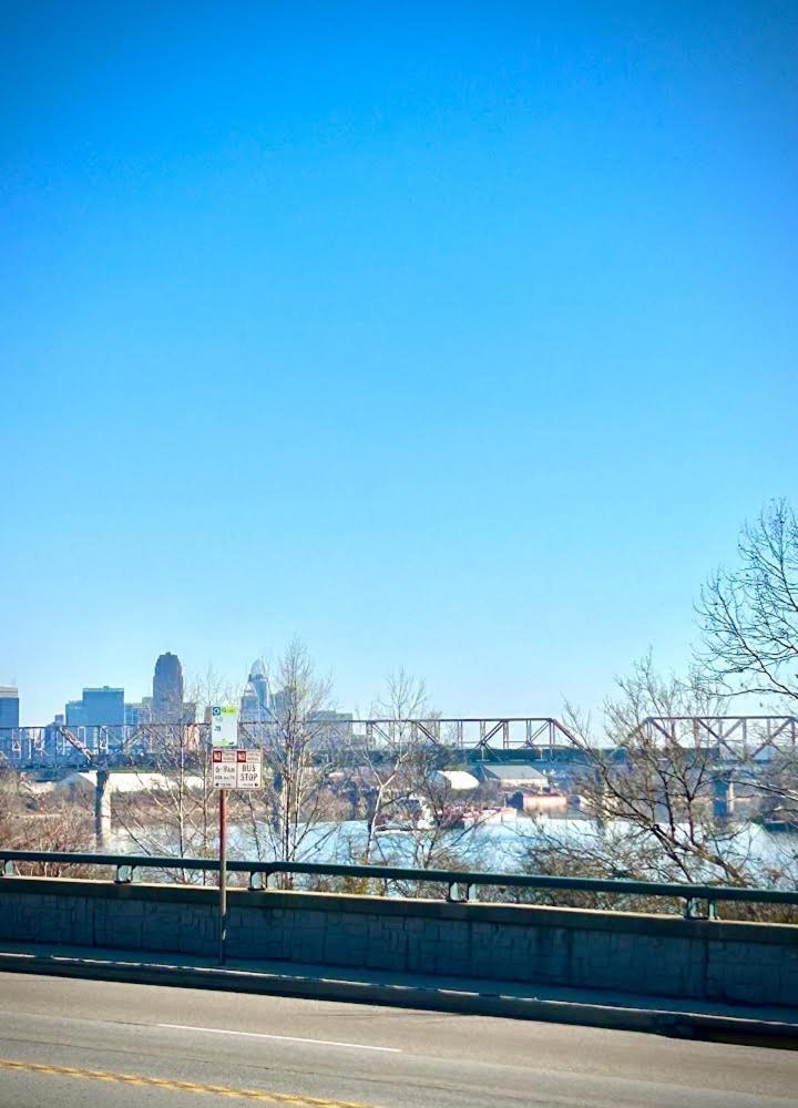 Spacious 4 Bedroom Overlooking River Apartamento Cincinnati